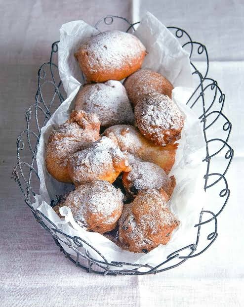 Oliebollen con azúcar pulverizada