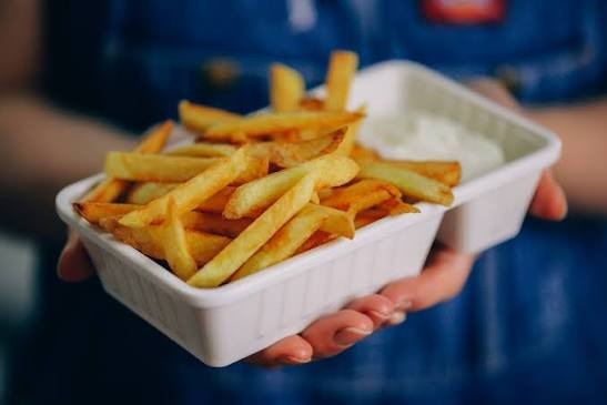Porción de patatas fritas doradas