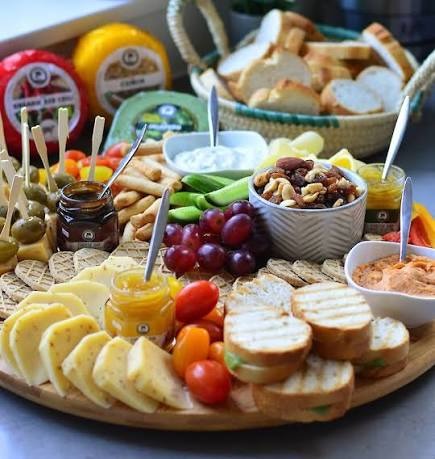 Tabla de quesos, frutas, panes y salsas